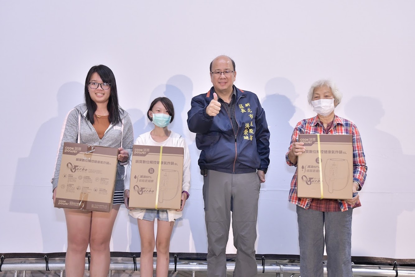 洪區長與中彩民眾合影