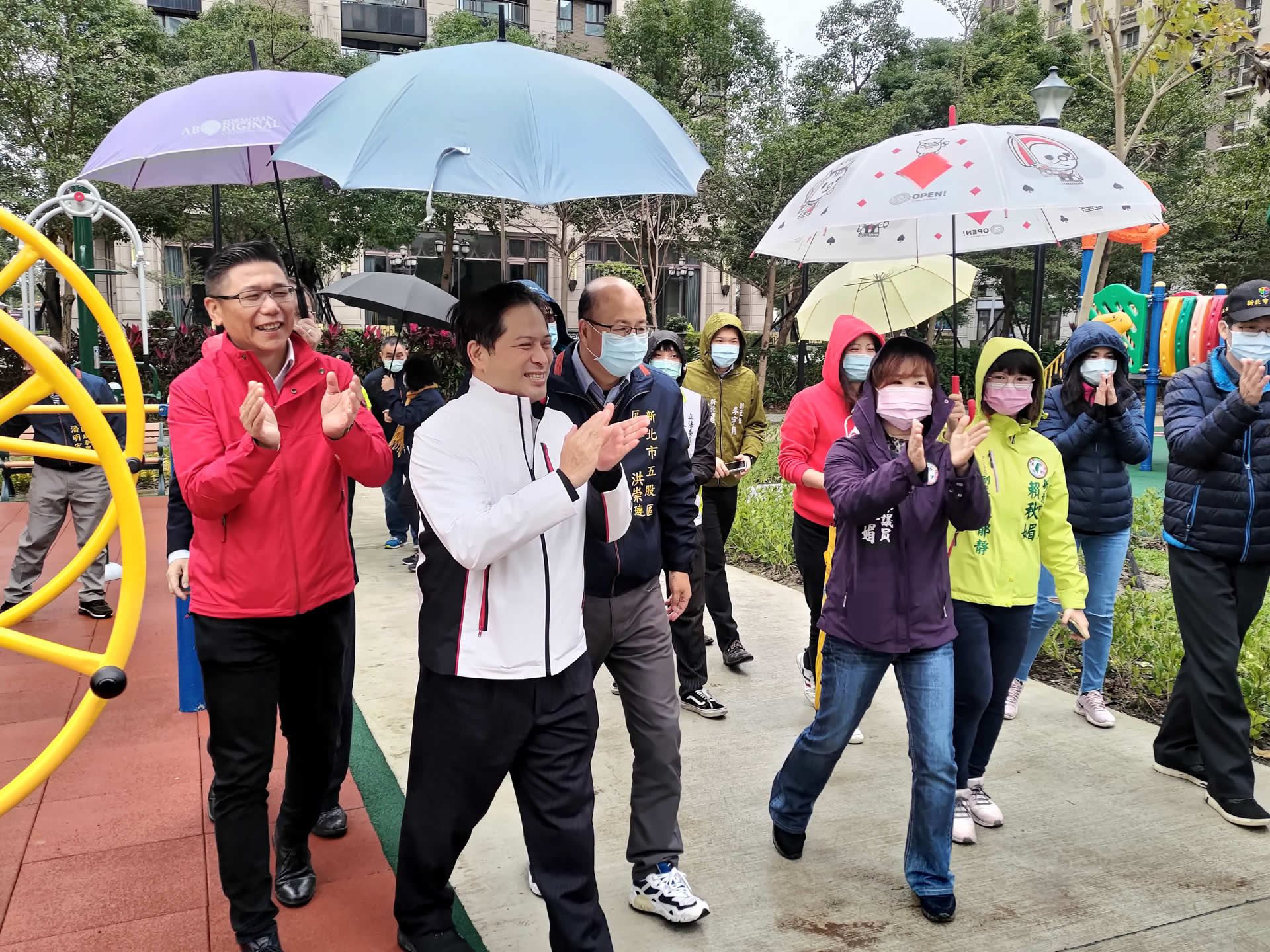 巡視公園完工情形，吳副市長及各議員拍手叫好