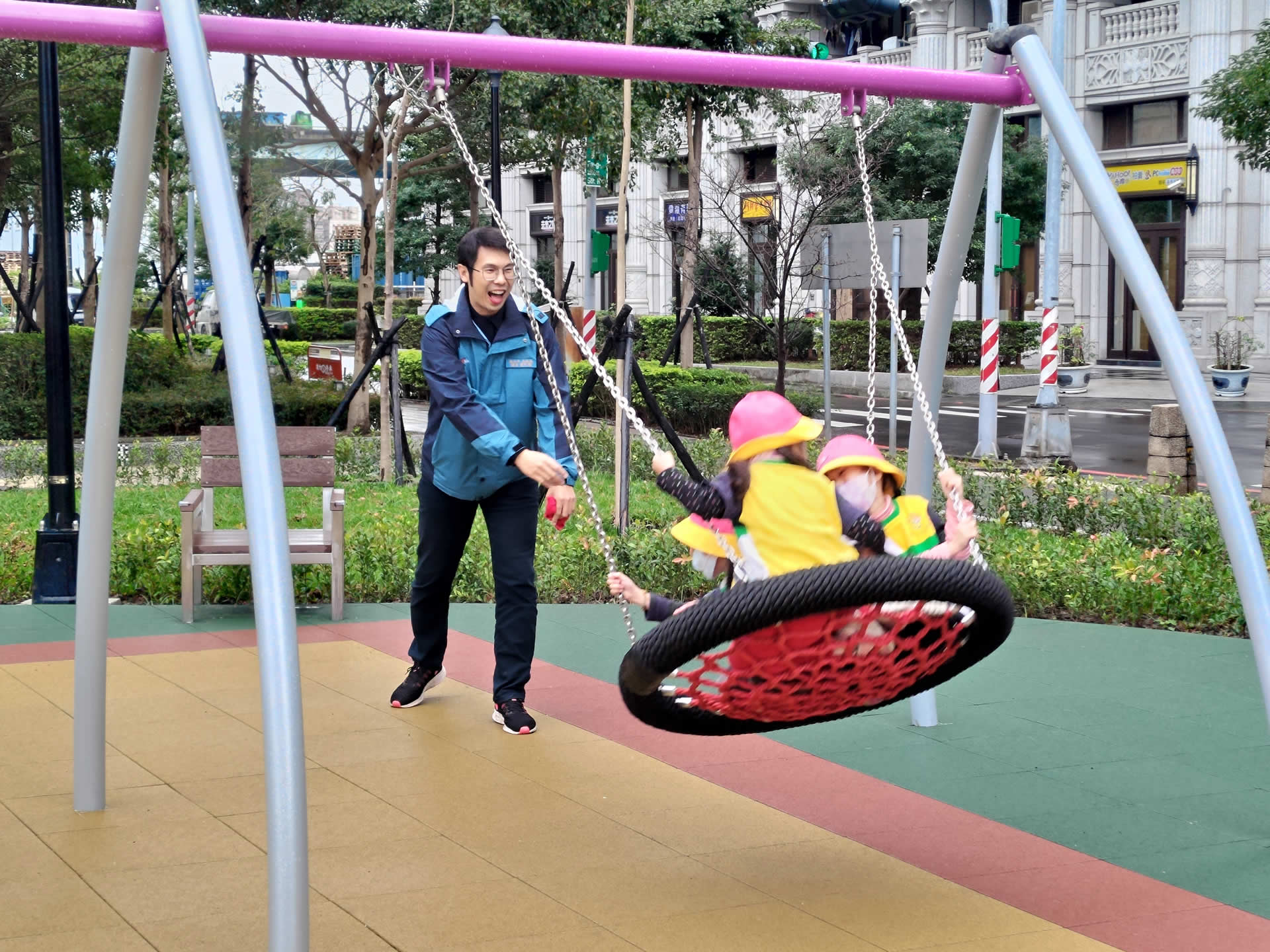 經建課長與小朋友互動