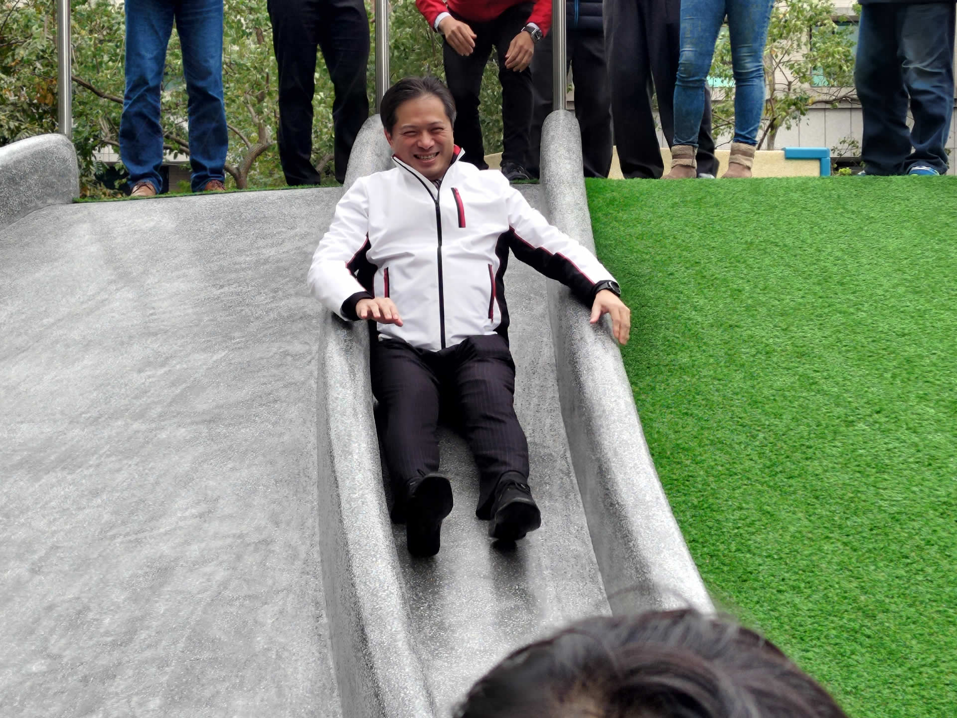 吳副市長童心未泯試玩溜滑梯